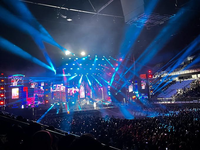 Arena konsert di Kuala Lumpur dipenuhi cahaya pentas dan penonton
